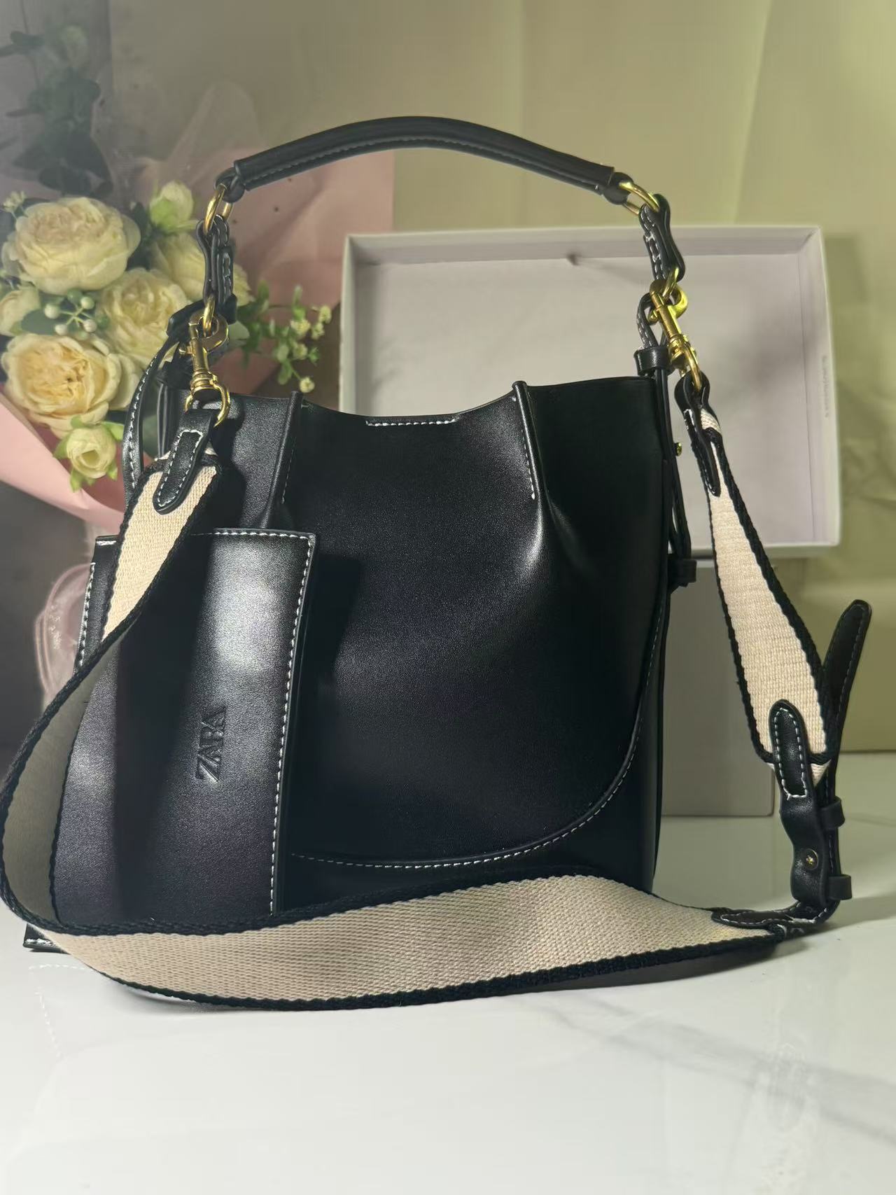 Large-capacity wide-shoulder strap handbag