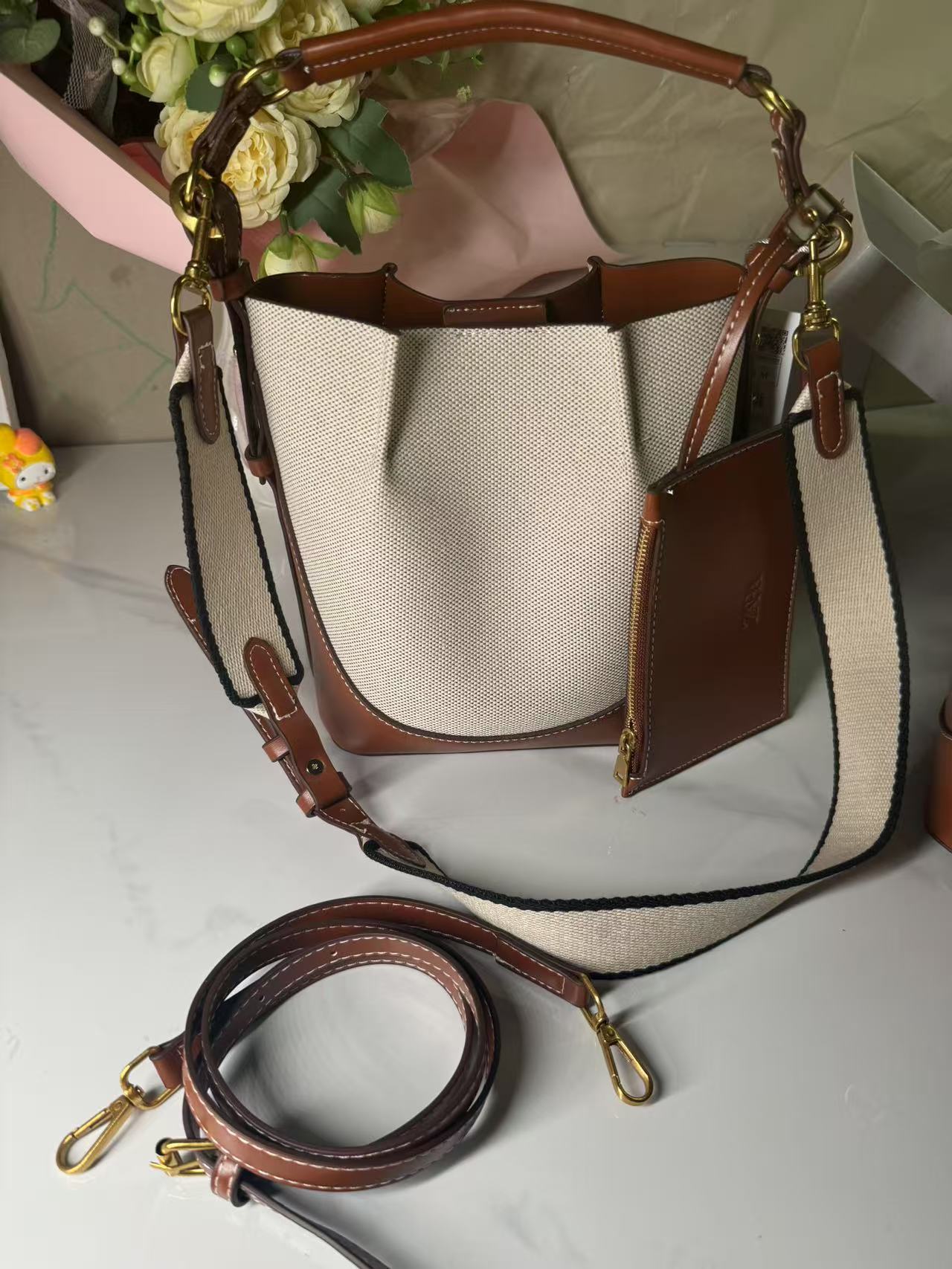 Large-capacity wide-shoulder strap handbag