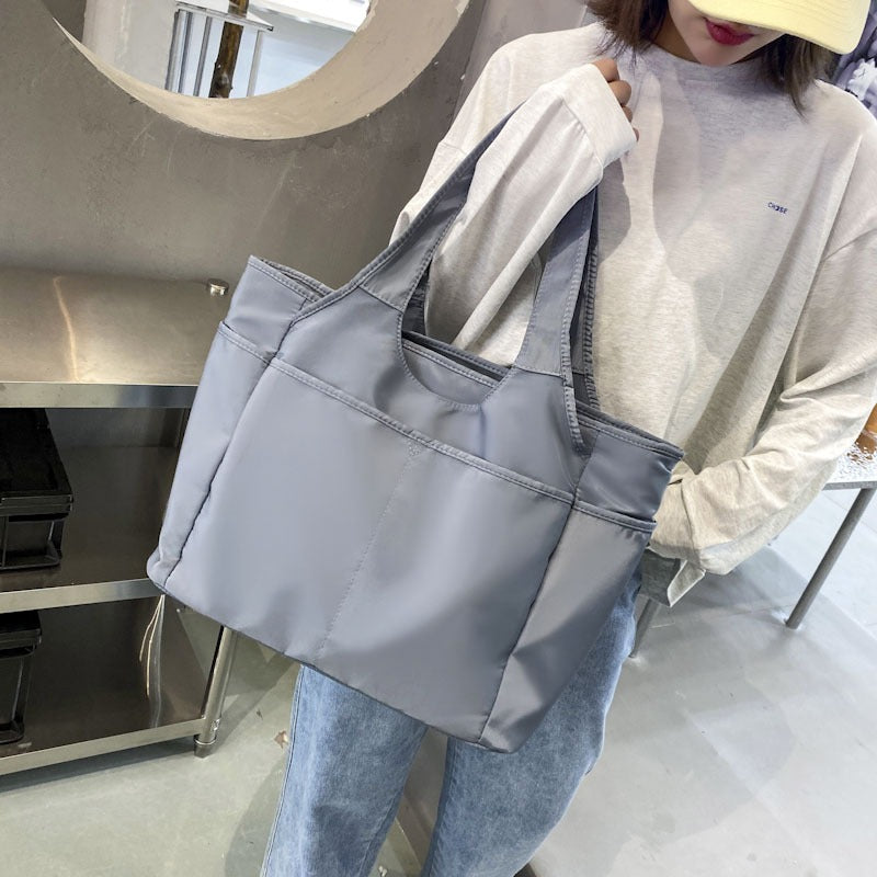 Carry an Oxford cloth travel bag