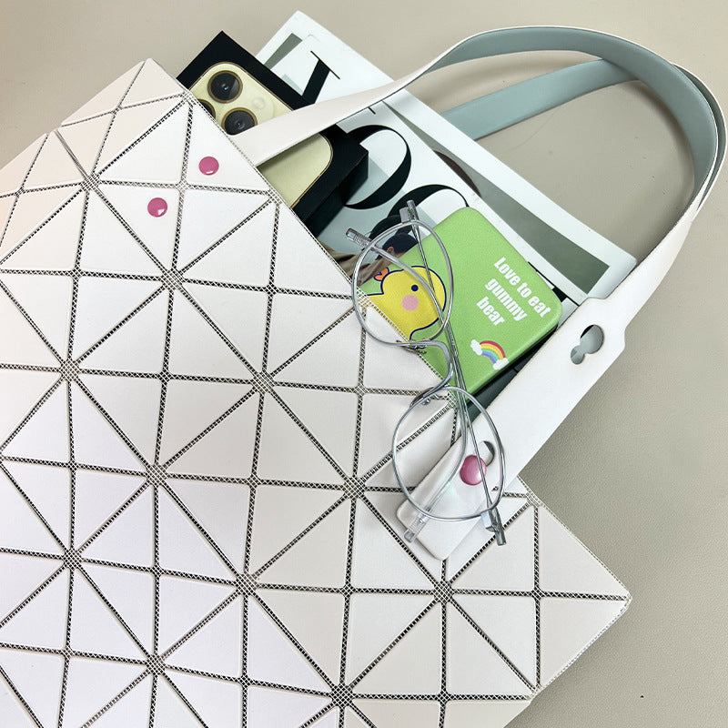 Diamond-shaped checkered single-shoulder tote bag