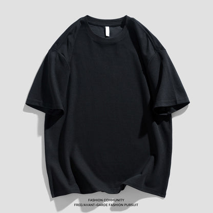 A versatile men's round-neck half-sleeved top