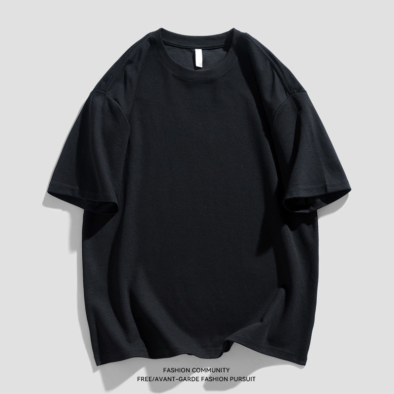 A versatile men's round-neck half-sleeved top