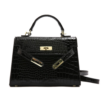 A versatile and classic single-shoulder crossbody bag