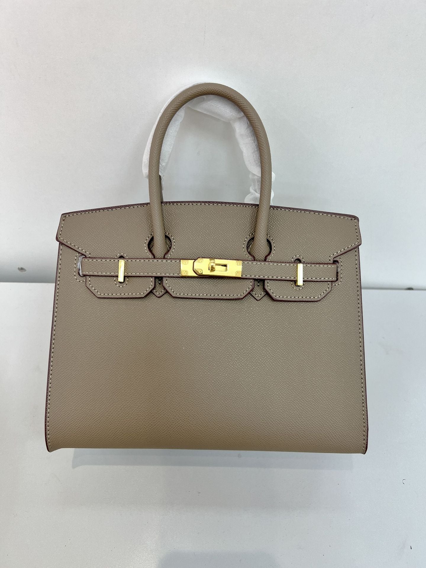 Outer sewn commuter single-shoulder handbag