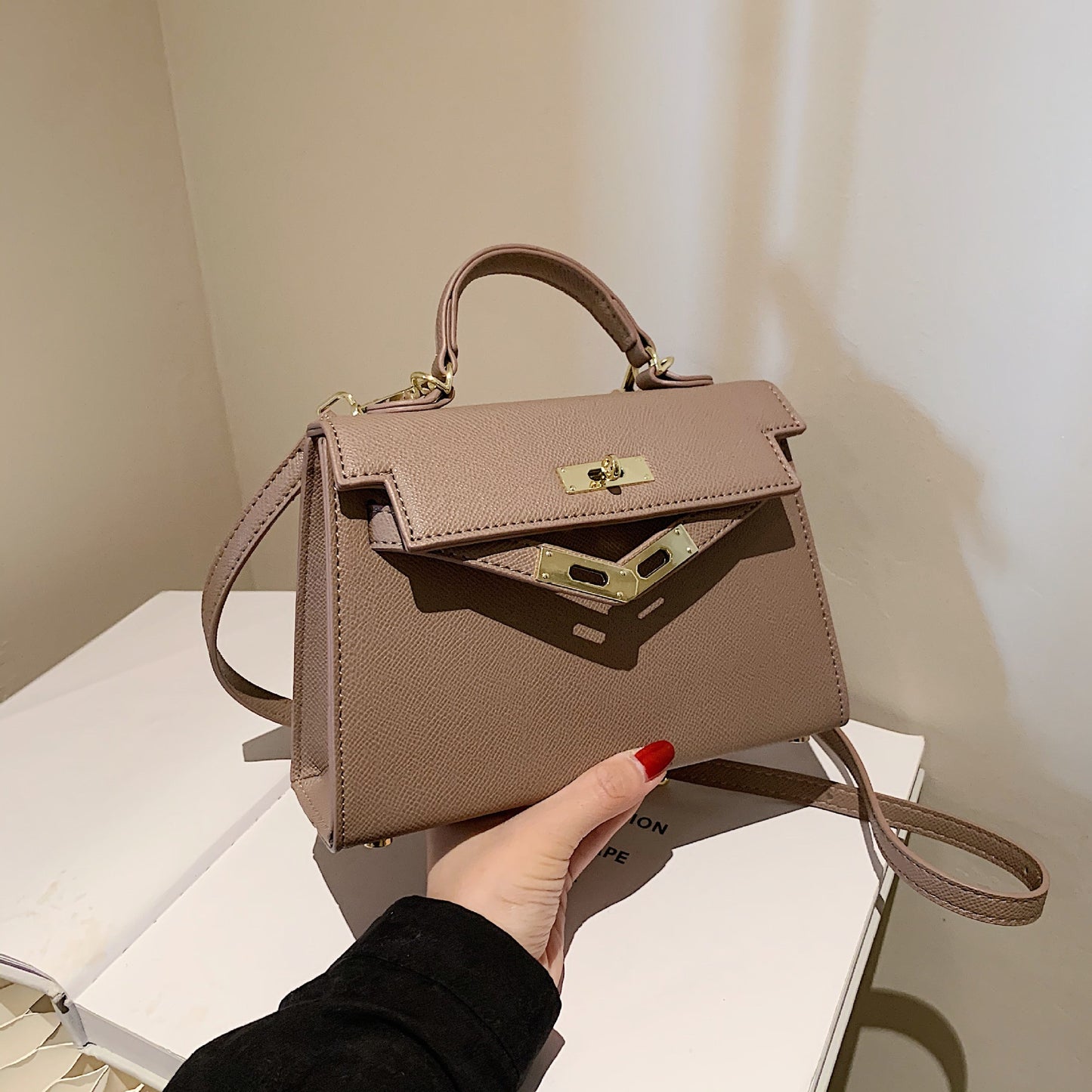 A versatile and classic single-shoulder crossbody bag