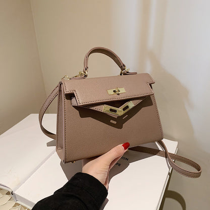A versatile and classic single-shoulder crossbody bag