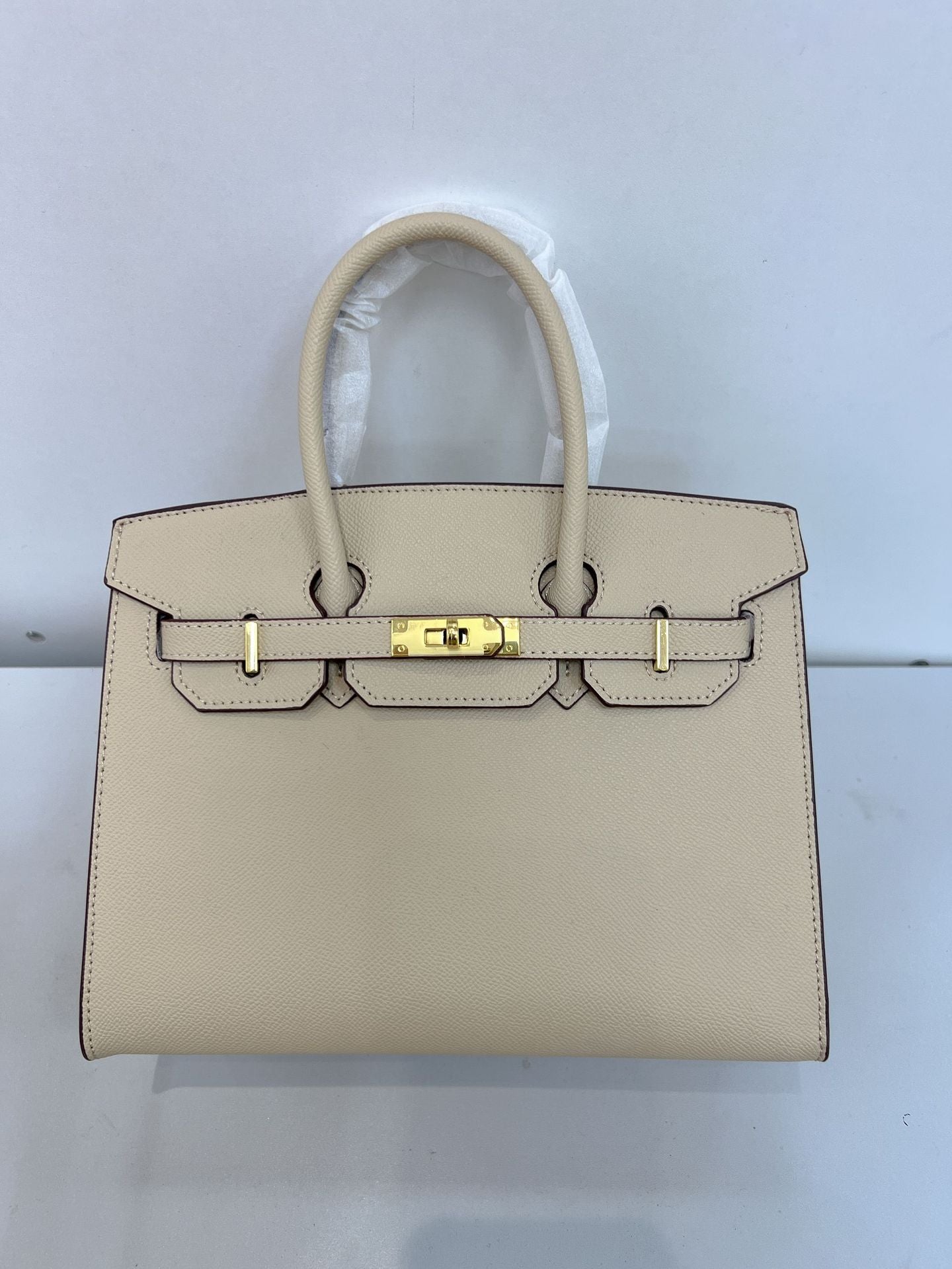 Outer sewn commuter single-shoulder handbag