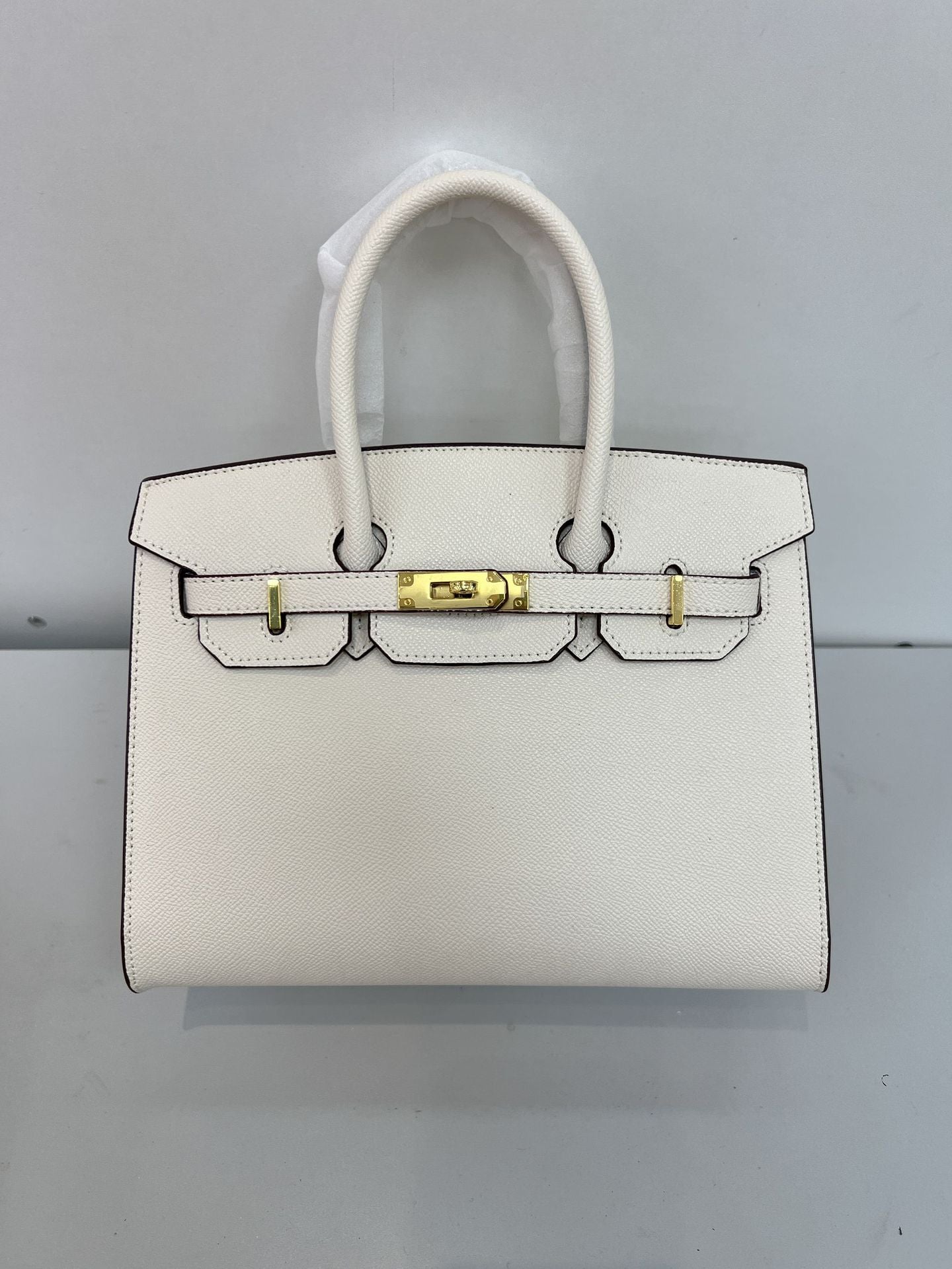Outer sewn commuter single-shoulder handbag