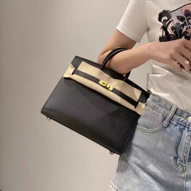 Outer sewn commuter single-shoulder handbag