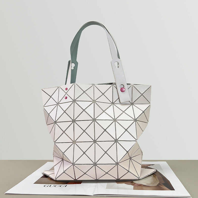 Diamond-shaped checkered single-shoulder tote bag