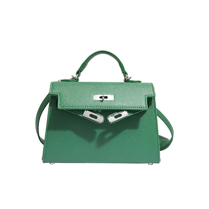 A versatile and classic single-shoulder crossbody bag
