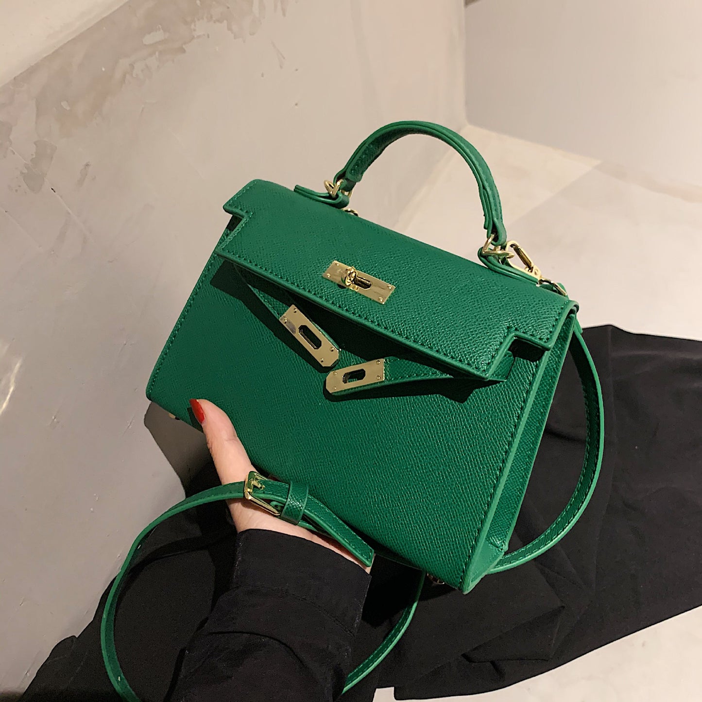 A versatile and classic single-shoulder crossbody bag
