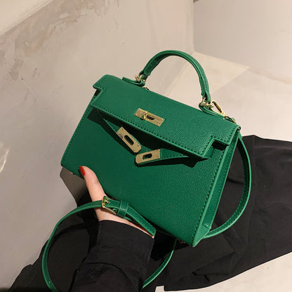 A versatile and classic single-shoulder crossbody bag