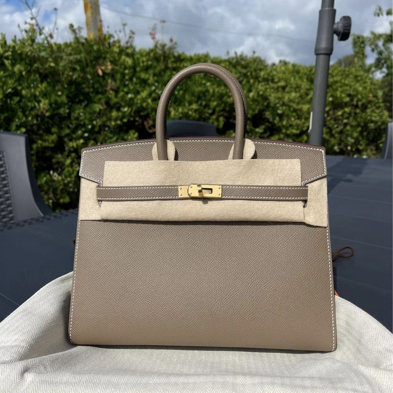 Outer sewn commuter single-shoulder handbag