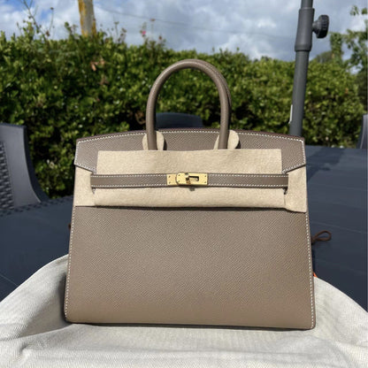Outer sewn commuter single-shoulder handbag