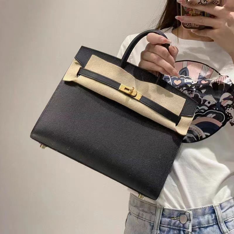 Outer sewn commuter single-shoulder handbag