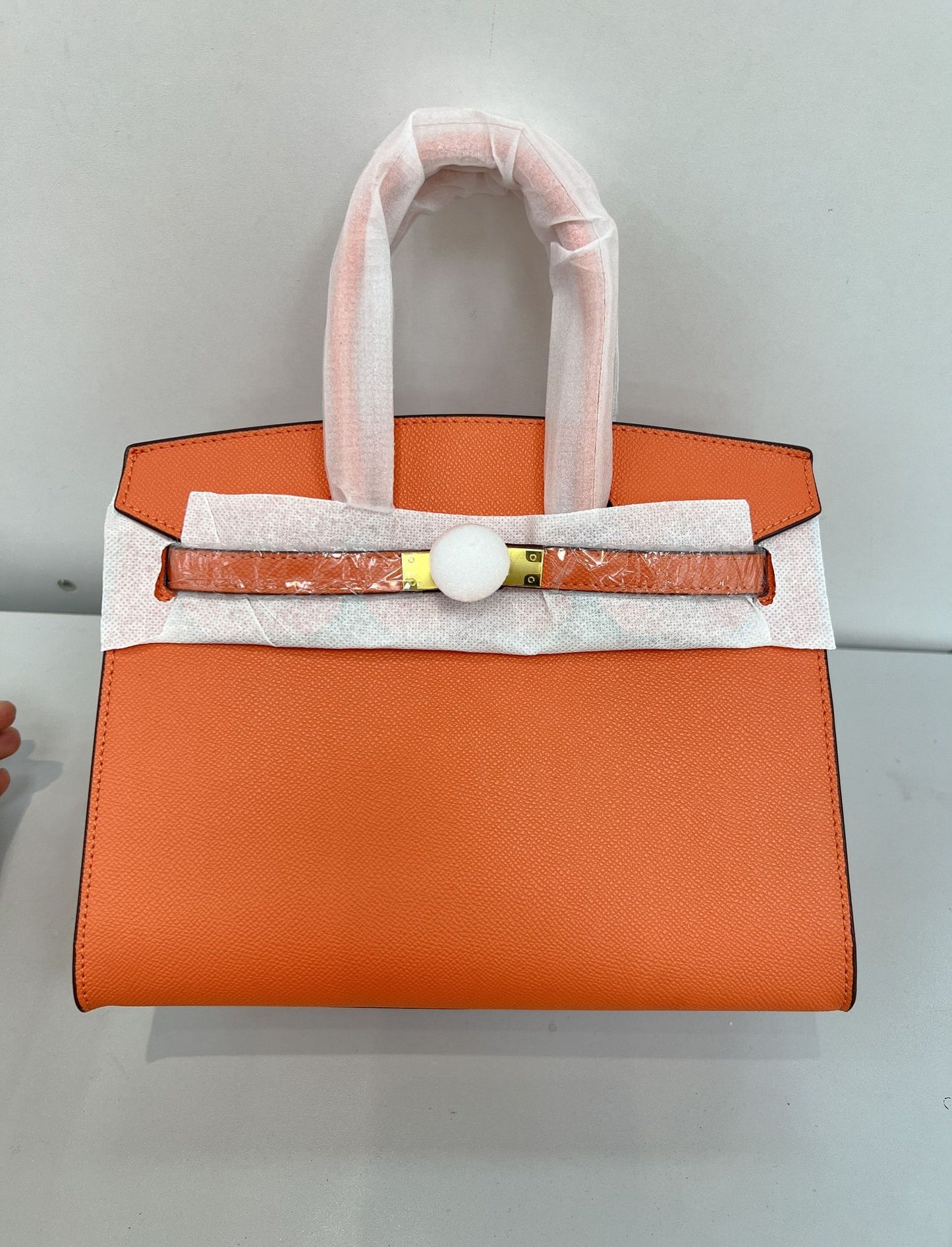 Outer sewn commuter single-shoulder handbag