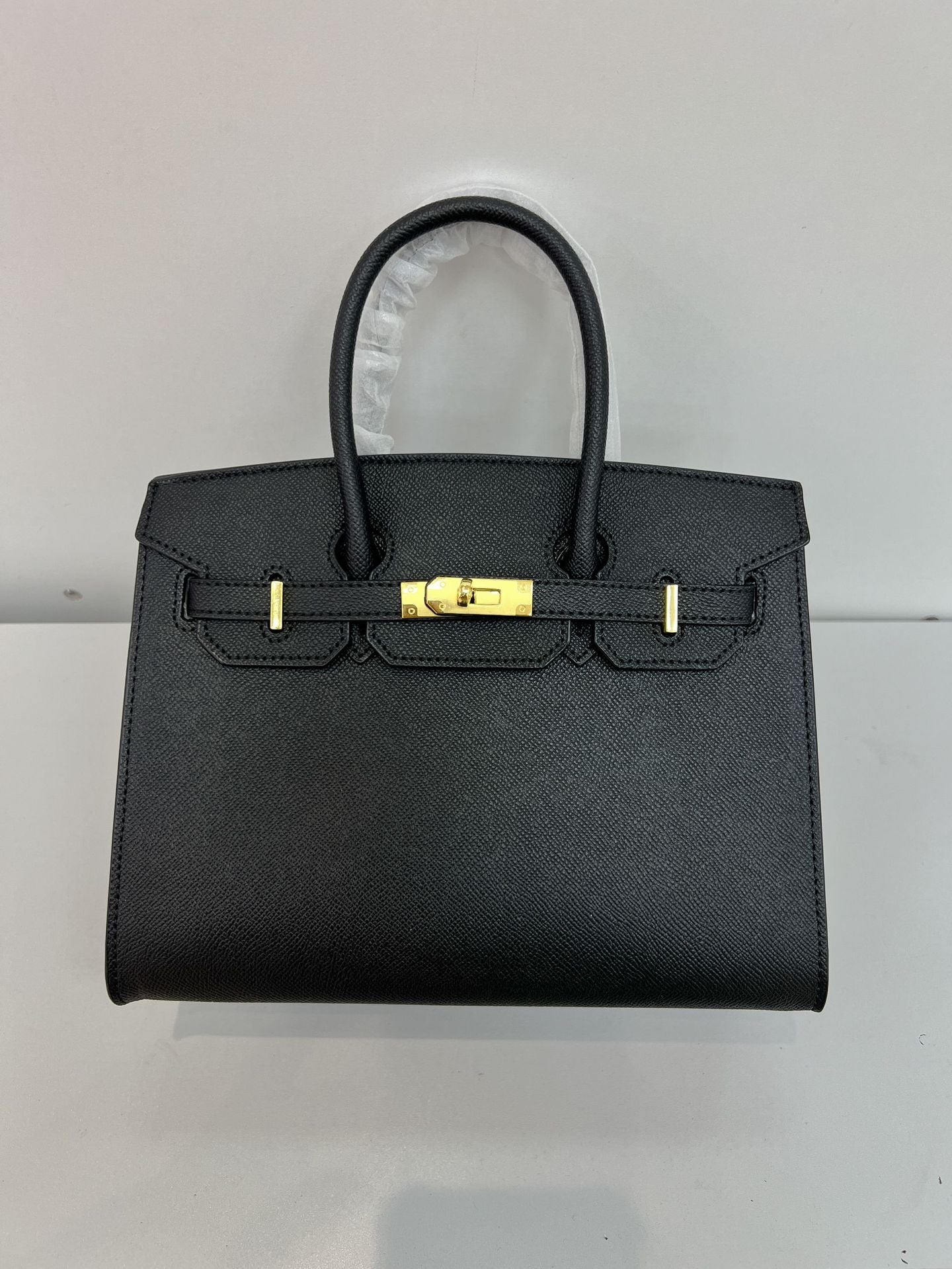 Outer sewn commuter single-shoulder handbag