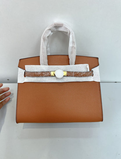 Outer sewn commuter single-shoulder handbag