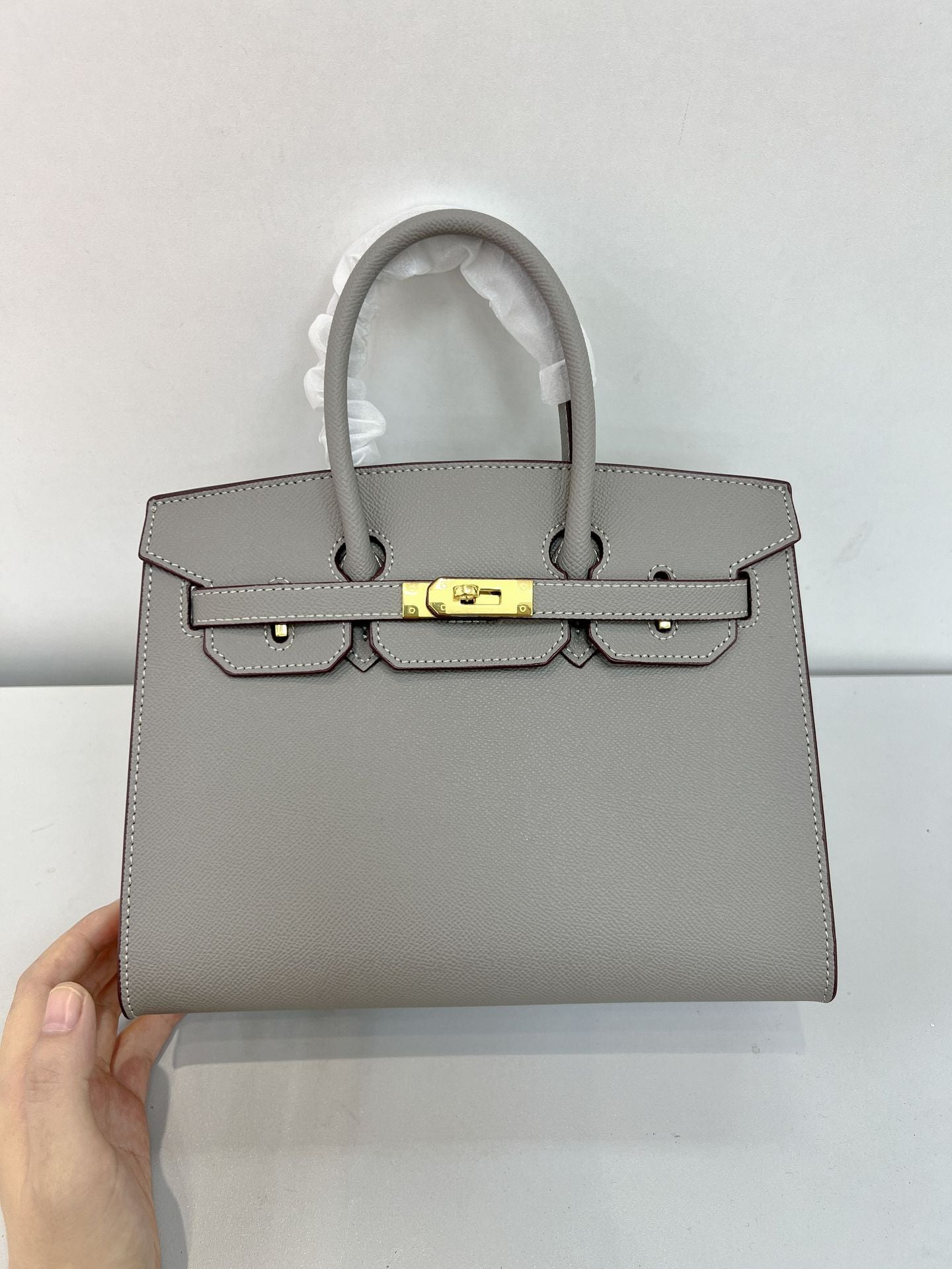 Outer sewn commuter single-shoulder handbag