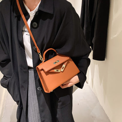 A versatile and classic single-shoulder crossbody bag